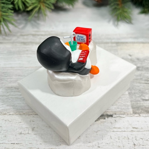 ⭐️ 4/$25 Vintage Hallmark Polar TV Christmas Ornament 1990 Penguin Television - Picture 3 of 10